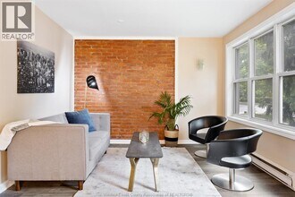 2123 Ontario St in Windsor, ON - Building Photo - Building Photo