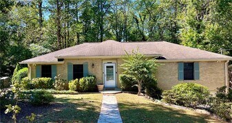 3211 Flamingo Dr in East Point, GA - Building Photo