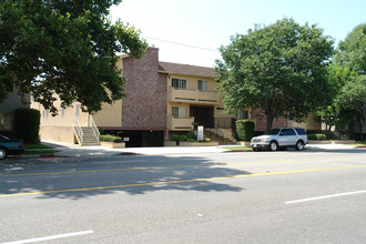 370 W Alameda Ave in Burbank, CA - Building Photo - Building Photo