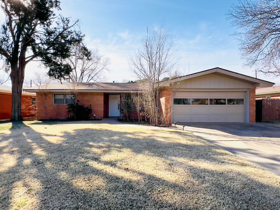 2721 61st St in Lubbock, TX - Building Photo