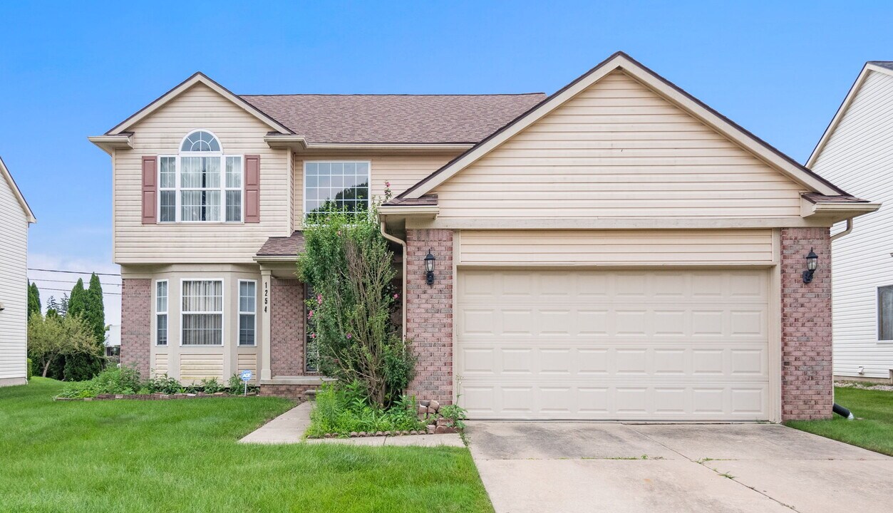 1254 Hartland St in Troy, MI - Building Photo