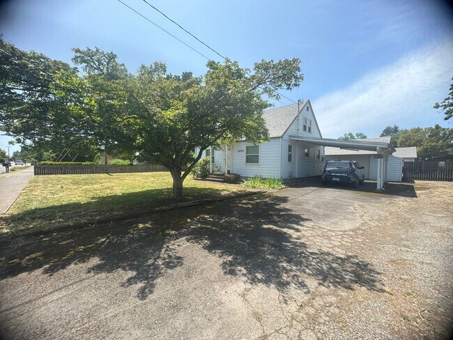 1990 Gilham Rd in Eugene, OR - Building Photo - Building Photo