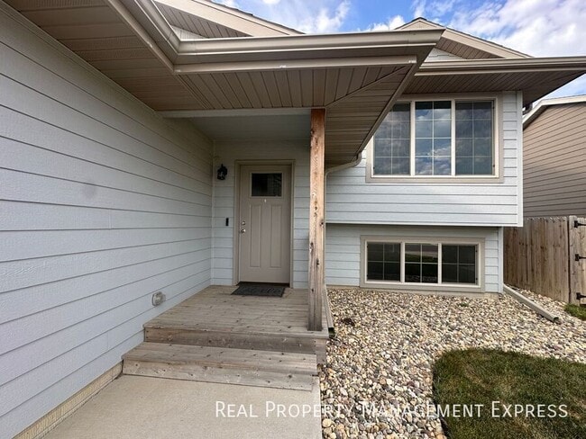 $500 OFF First Month's Rent! 4 Bed 3 Bath in Sioux Falls, SD - Building Photo - Building Photo