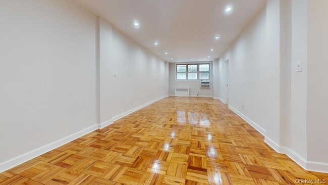 66-15 Thornton Pl, Unit L-4 in Queens, NY - Building Photo - Building Photo