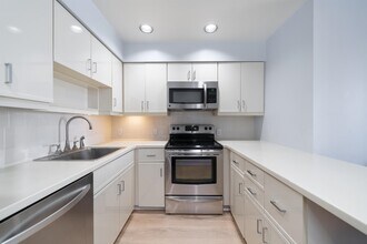 100 Shearwater Ct E in Jersey City, NJ - Building Photo - Building Photo