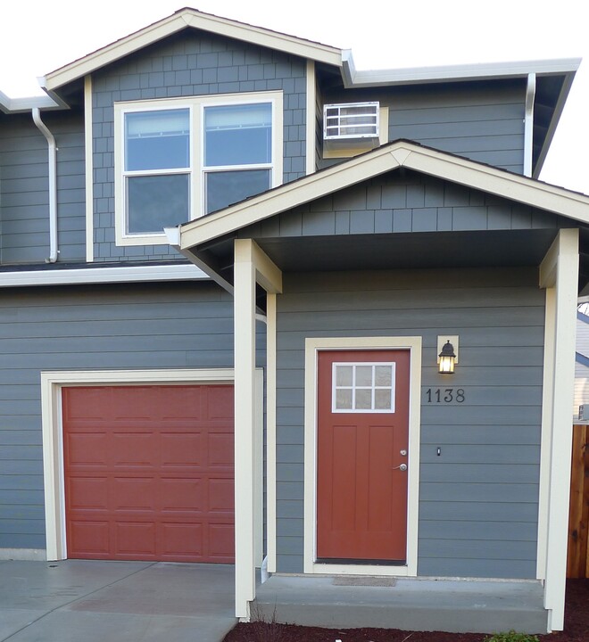 1138 R St in Springfield, OR - Building Photo
