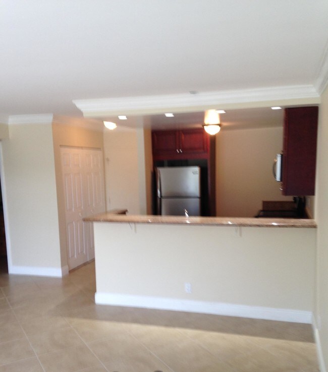 550 Bayshore Dr-Unit -215 in Fort Lauderdale, FL - Building Photo - Building Photo