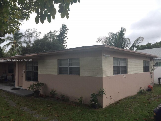 741 SW 6th St-Unit -A in Hallandale Beach, FL - Building Photo - Building Photo