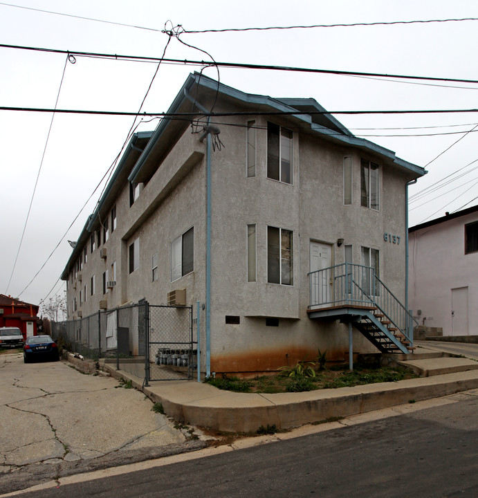 6137 Toltec Way in Los Angeles, CA - Foto de edificio