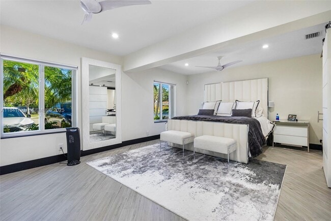 property at 517 S Riverside Dr