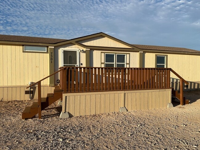 7301 E County Road 62 in Midland, TX - Foto de edificio - Building Photo