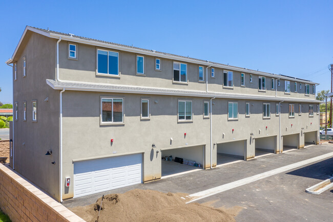 Carlton Oaks Townhomes in Santee, CA - Building Photo - Building Photo