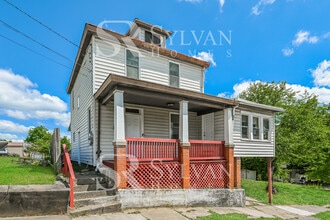 109 E Cross Ave in Masontown, PA - Building Photo - Building Photo