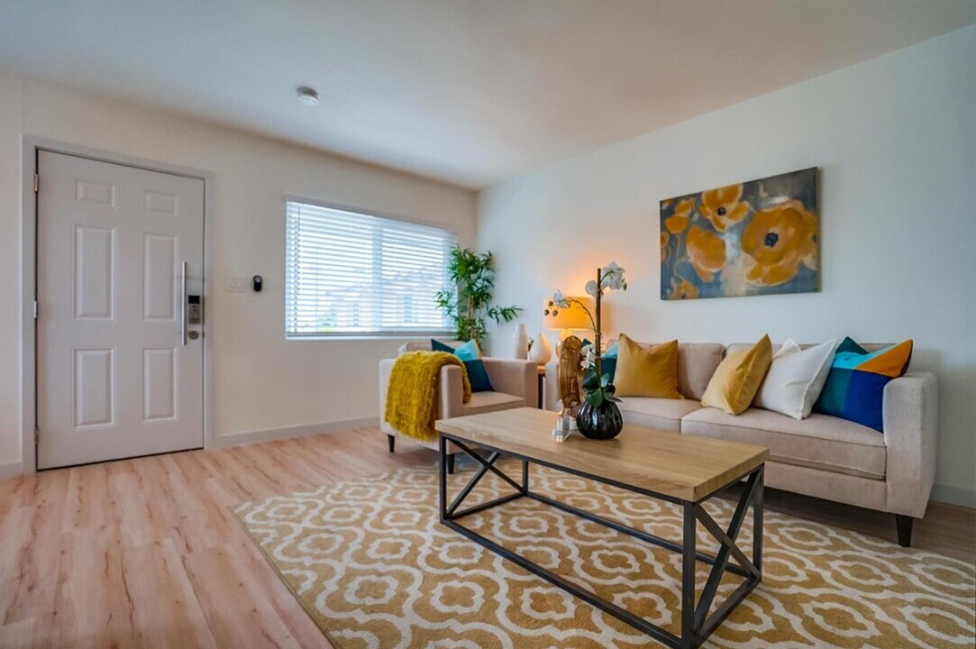 359 E Esther St in Long Beach, CA - Building Photo