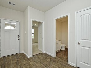 1305 Camden Ln in Lockhart, TX - Building Photo - Building Photo