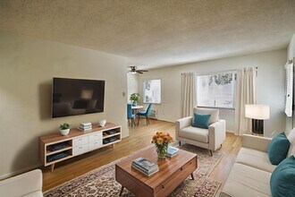 5852 Hazeltine Ave in Los Angeles, CA - Foto de edificio - Building Photo