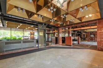 12 Bond St, Unit 4C in Great Neck Plaza, NY - Building Photo - Building Photo