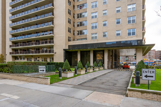 The Kennedy House in Forest Hills, NY - Foto de edificio - Building Photo