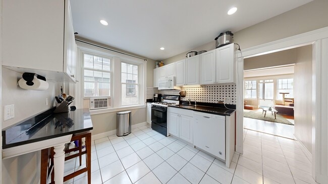2035 Commonwealth Ave in Boston, MA - Building Photo - Building Photo