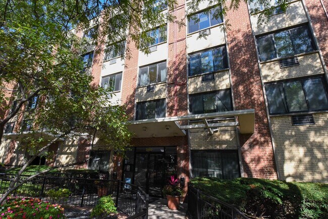 property at 540 W Roscoe St