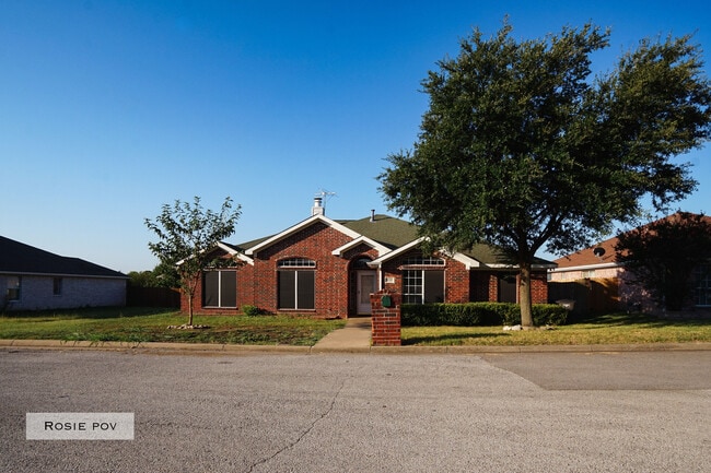 10319 Little Valley Rd in Fort Worth, TX - Foto de edificio - Building Photo
