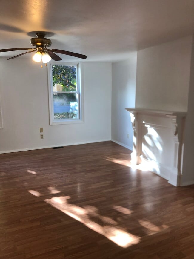 107 W 3rd St, Unit 107 W 3rd St 1st Fl in Oswego, NY - Building Photo - Building Photo