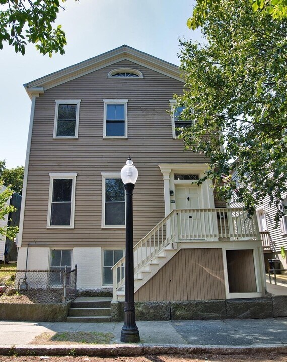 69 Walden St, Unit #1 in New Bedford, MA - Foto de edificio