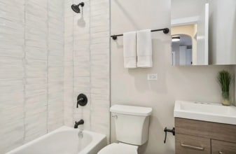 659 W Wrightwood Ave, Unit 300 in Chicago, IL - Building Photo - Building Photo