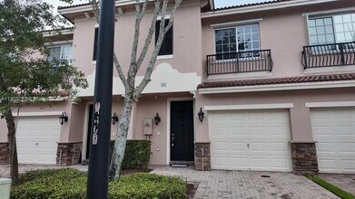 197 Las Brisas Cir in Weston, FL - Building Photo - Building Photo