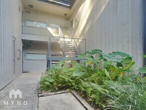 8211 Katy Fwy in Houston, TX - Foto de edificio - Building Photo