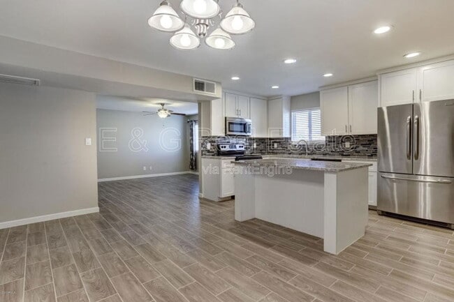 property at 1527 W Huntington Dr