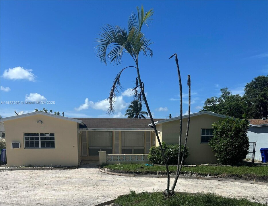 7829 Embassy Blvd in Miramar, FL - Building Photo
