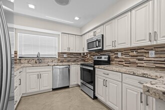96 Capri B in Delray Beach, FL - Building Photo - Building Photo