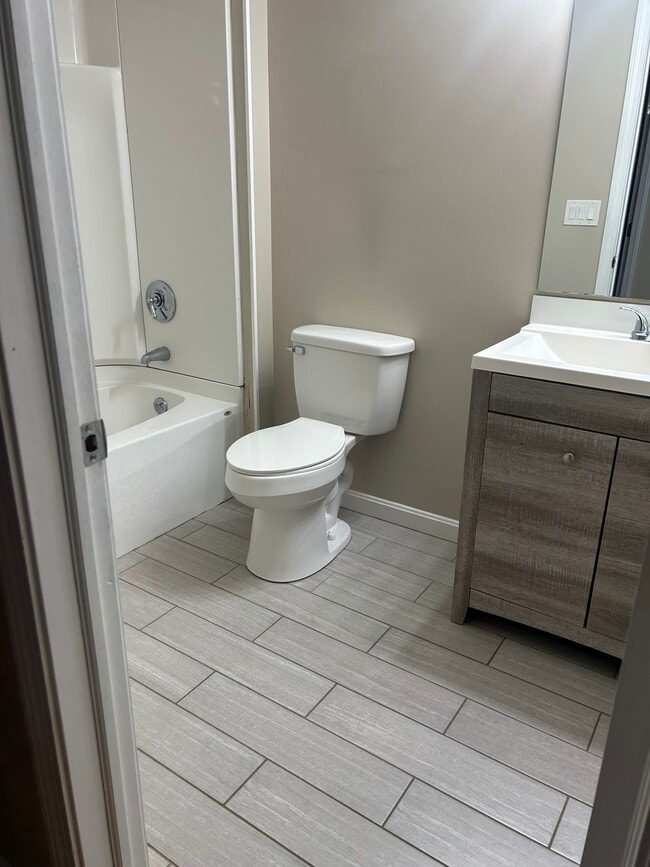 19 Church Ln, Unit A in East Lyme, CT - Building Photo - Building Photo