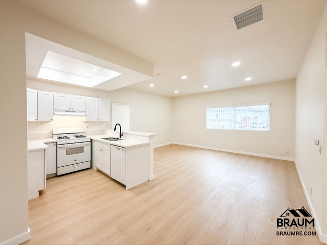 11459 Collins St in Los Angeles, CA - Foto de edificio - Building Photo