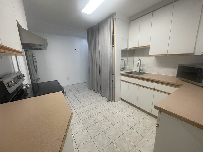 1014 Dory St in Coquitlam, BC - Building Photo - Building Photo