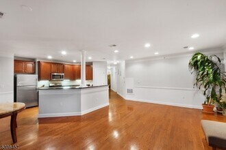 265 Victoria Dr in Bridgewater, NJ - Foto de edificio - Building Photo