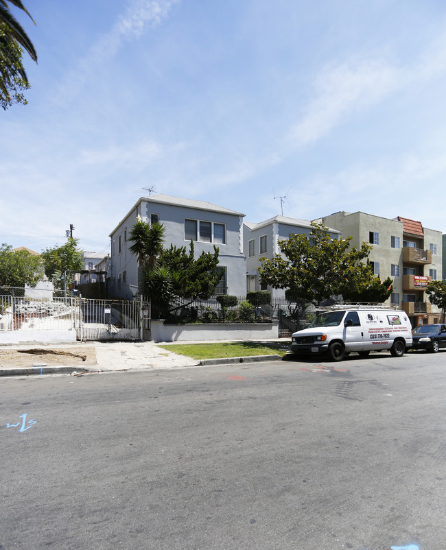 2917-2923 Leeward Ave in Los Angeles, CA - Foto de edificio - Building Photo