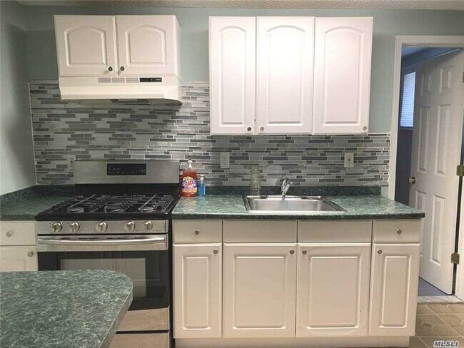 1 Gilford Ct in Melville, NY - Building Photo - Building Photo