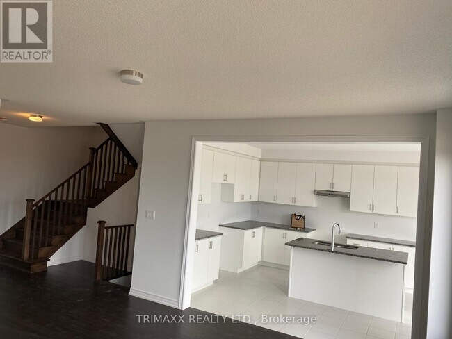 22 Kingsbury Trl in Barrie, ON - Building Photo - Building Photo