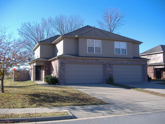 898 Oakwood Ct in Centerton, AR - Building Photo - Building Photo