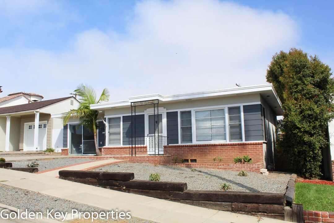 1106 West St in Oceanside, CA - Building Photo