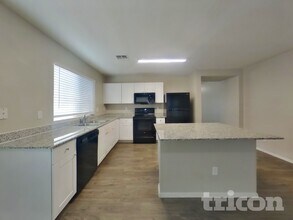 3326 W St Anne Ave in Phoenix, AZ - Foto de edificio - Building Photo