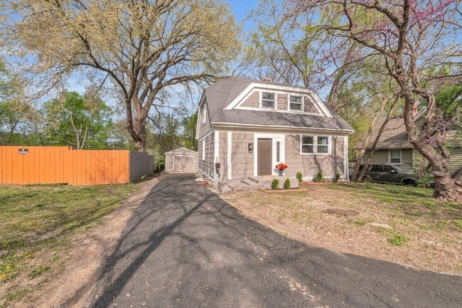 2110 S Sterling Ave in Independence, MO - Building Photo - Building Photo