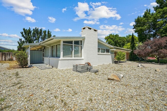 property at 1733 Maplewood Dr