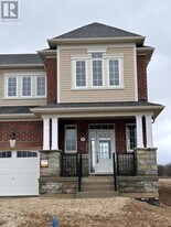 11 Mission St in Wasaga Beach, ON - Building Photo