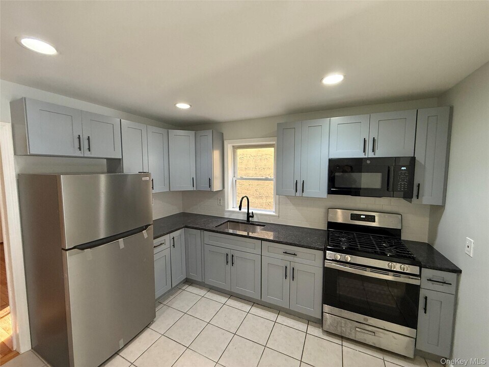 18 Brook St in Croton-on-Hudson, NY - Building Photo