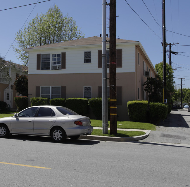 121 N Parish Pl in Burbank, CA - Foto de edificio - Building Photo