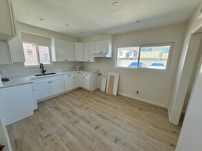 1647 W 80th St, Unit #3 2Bed in Los Angeles, CA - Building Photo - Building Photo