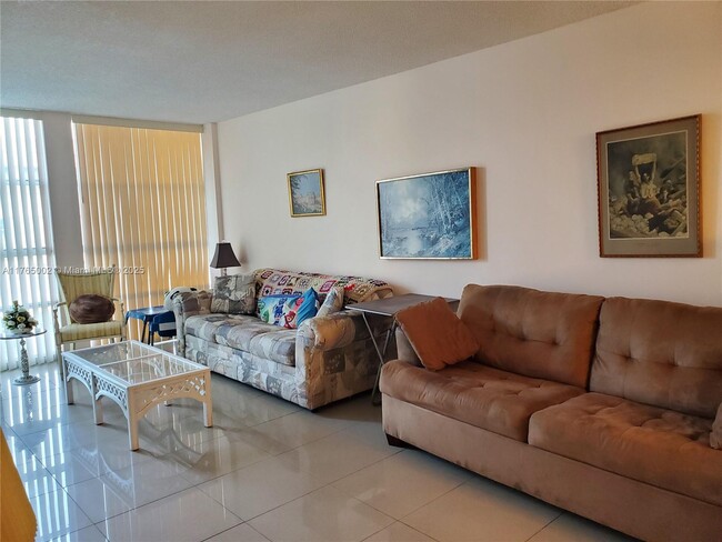 501 Three Islands Boulevard in Hallandale Beach, FL - Building Photo - Building Photo